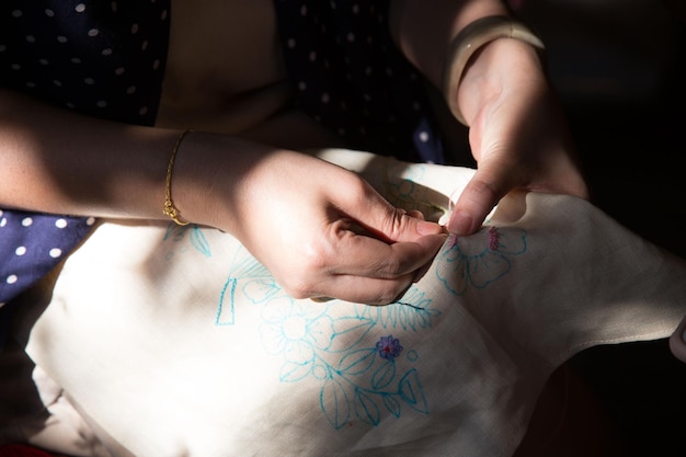 ręce trzymające haft